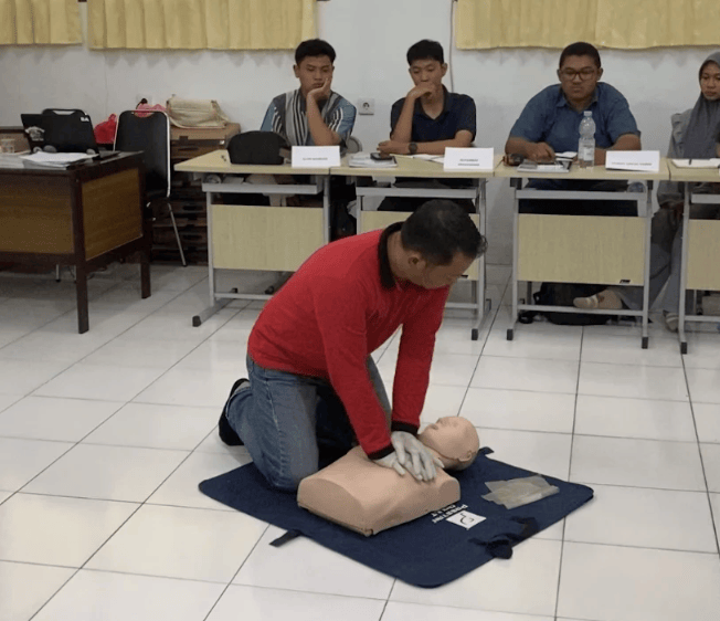 Peserta Pelatihan sedang Mengamati Instruktor